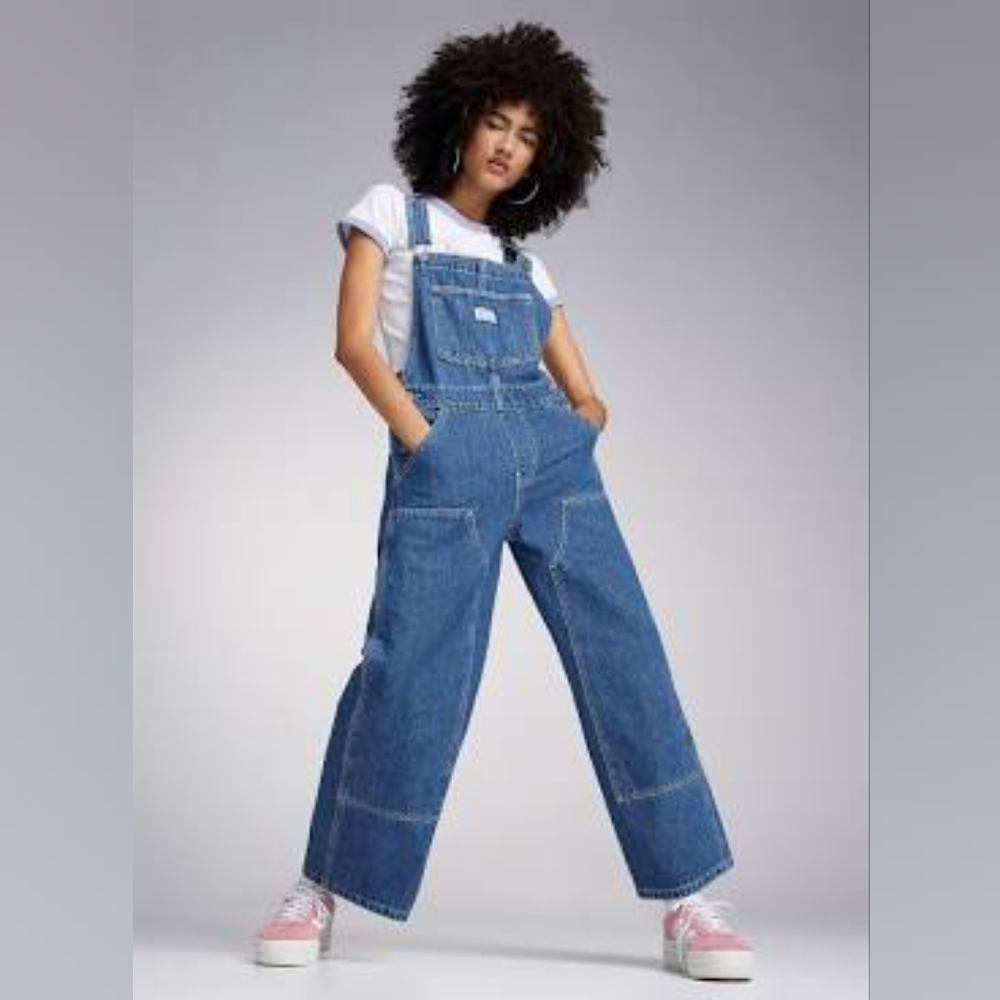 Womans baggy knee patch Levi's denim overalls
